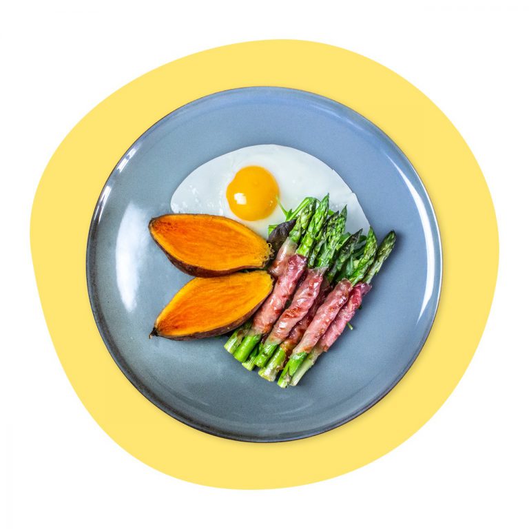 Grilled asparagus with Serrano ham, egg and sweet potato - Tostibanaan