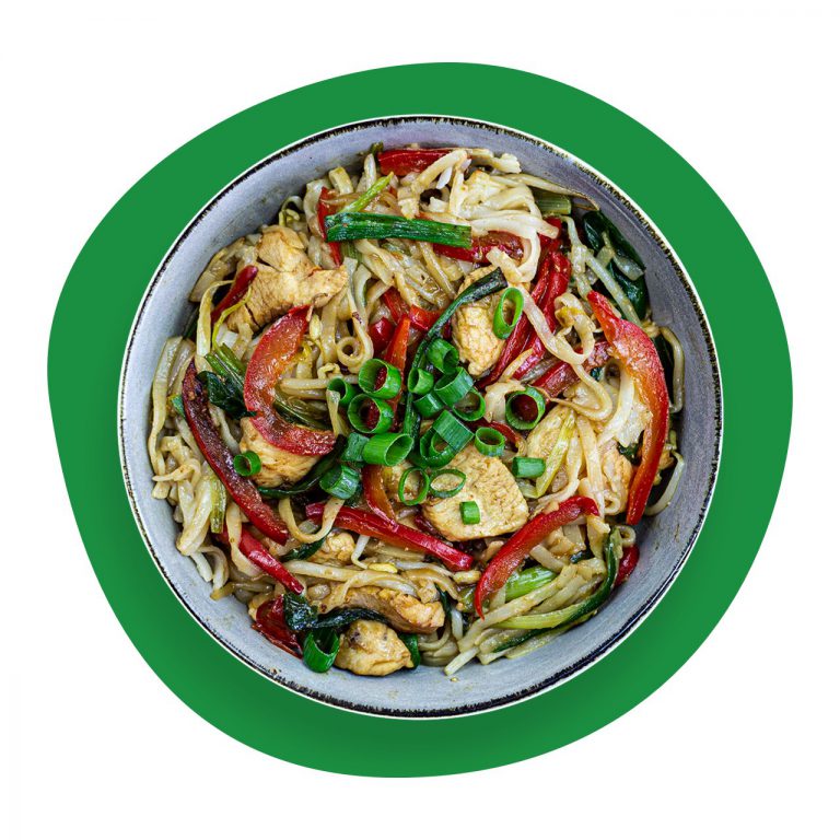 Chicken wok with red pepper, spring onion and soy sauce - Tostibanaan